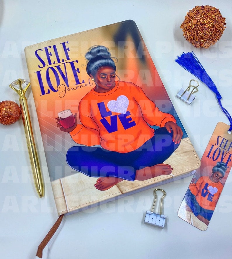 Pu&ograve; includere: Un diario sull'amore per se stessi con un'illustrazione colorata di una donna che tiene un bicchiere di vino. La copertina del diario presenta le parole "Self Love Journal" in lettere viola e in grassetto. La donna indossa un maglione arancione con un cuore viola e la parola "Love" sopra.