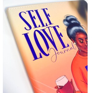 Pu&ograve; includere: Un diario di auto-amore con uno sfondo arancione e giallo colorato. La copertina presenta un'illustrazione di cartone animato di una donna con un bicchiere di vino. Il testo "SELF LOVE JOURNAL" &egrave; stampato in blu sulla copertina.