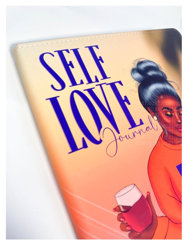 Pu&ograve; includere: Un diario di auto-amore con uno sfondo arancione e giallo colorato. La copertina presenta un'illustrazione di cartone animato di una donna con un bicchiere di vino. Il testo "SELF LOVE JOURNAL" &egrave; stampato in blu sulla copertina.
