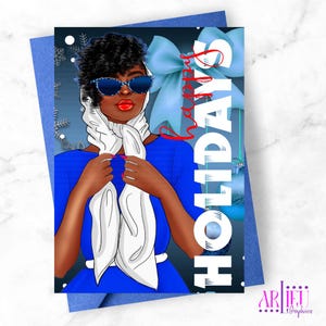 Op de afbeelding: Een blauwe wenskaart met een illustratie van een vrouw met een zonnebril en een witte sjaal. De woorden "Happy Holidays" staan in rood en wit op de kaart. De kaart ligt op een blauwe envelop.