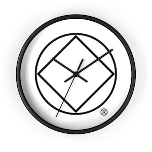 Puede incluir: Un reloj blanco y negro con un diseño cuadrado en el centro. Las manecillas del reloj son negras y la esfera del reloj es blanca. El reloj tiene un marco negro y un borde negro alrededor del diseño cuadrado. El reloj tiene un símbolo de marca registrada en la esquina inferior derecha.