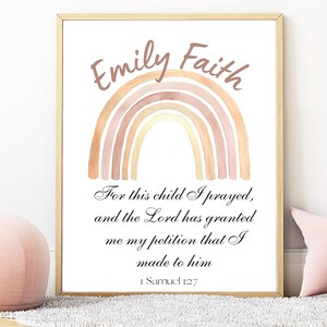 Puede incluir: Un arcoíris de acuarela en tonos rosa, naranja y amarillo con los nombres "Emily Faith" escritos encima. El texto debajo del arcoíris dice: "Por este niño oré, y el Señor me ha concedido mi petición que le hice 1 Samuel 127".
