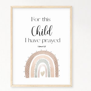 Può includere: Una stampa d'arte per l'asilo nido stampabile con un arcobaleno ad acquerello e il testo "Per questo bambino ho pregato 1 Samuele 1:27".