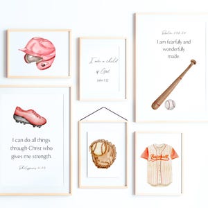 Puede incluir: Conjunto de 8 impresiones de arte de pared imprimibles con ilustraciones de temática de béisbol y citas inspiradoras. Las impresiones incluyen un guante de béisbol, una camiseta de béisbol, un bate de béisbol, una gorra de béisbol y citas inspiradoras sobre la fe y la fuerza.