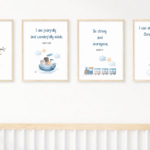 Peut inclure: Quatre impressions encadrées avec des illustrations aquarelle bleues et orange d'un hélicoptère, d'un bateau, d'un train et d'une fusée. Chaque impression comprend un verset biblique : "Je suis un enfant de Dieu", "Je suis fait à merveille", "Soyez forts et courageux", et "Je peux tout faire par Christ qui me donne la force".