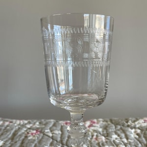 Copo de vidro com haste Art Déco e padrões gravados para vinho ou aperitivo