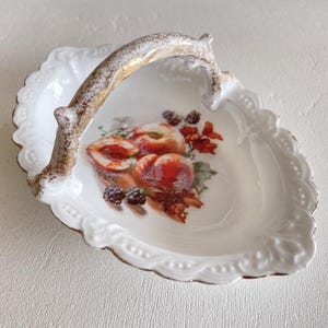 Kosz na owoce Vintage Limoges White Ceramic – ręcznie malowane brzoskwinie i liście – pozłacany nakrapiany uchwyt – francuska porcelana