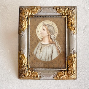 Estampa sagrada francesa antigua del siglo XIX con marco ornamentado de zinc y latón. Decoración religiosa con vidrio convexo. Ilustración de la Virgen.
