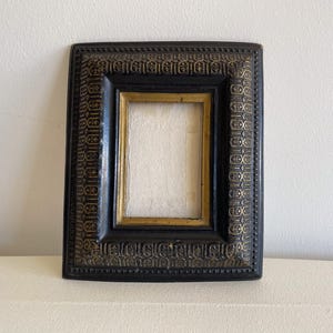 Pequeño marco rectangular de papel maché (cartón cocido) de Napoleón III con vidrio curvo de la época