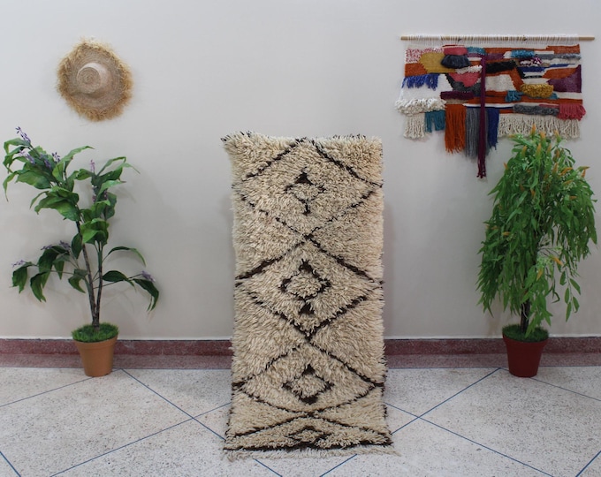 Authentic vintage moroccan rug - 2.5x6.0feet - Collector tribal rug, long rug, traditional design in White