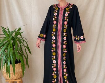 Vestido bata de lana vintage con bordados florales de los años 70, tallas L y XL, túnica modesta de campanas folclóricas hecha a mano.