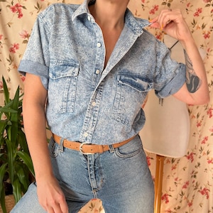 Camicia vintage in denim taglia M anni '80, tie-dye acid wash, top da uomo per feste e rock.