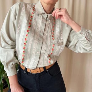 Camisa vintage estilo country folk, tamanho M, anos 90, com bordado floral em renda, em jeans, top estilo cowboy boho.