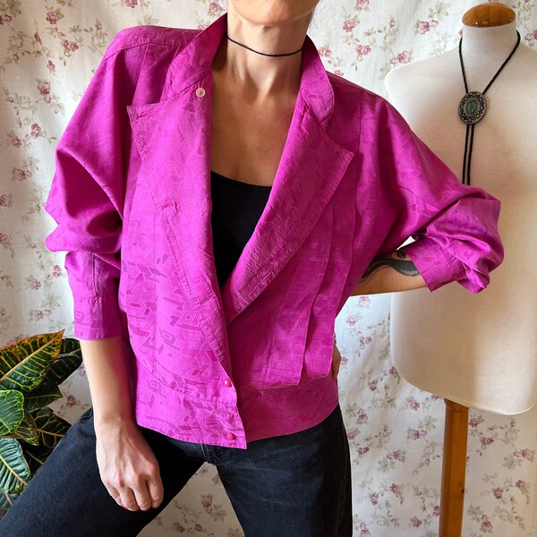 Bomber vintage funky des années 90 de style japonais fuchsia épaules tombantes disco artsy mode des années 80 glam plissé rave party tenue chauve-souris manches plumeau L