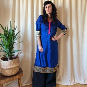 Caftán indio vintage de los años 90, kurta azul real con bordado de pavo real y parte superior étnica de pájaro.