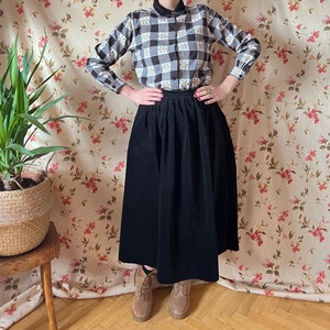 Vintage Laura Ashley dark academia velvet skirt 80s folk romantic evening riding goth 70s midi bohemian wedding feminin pleated high waist S image 2