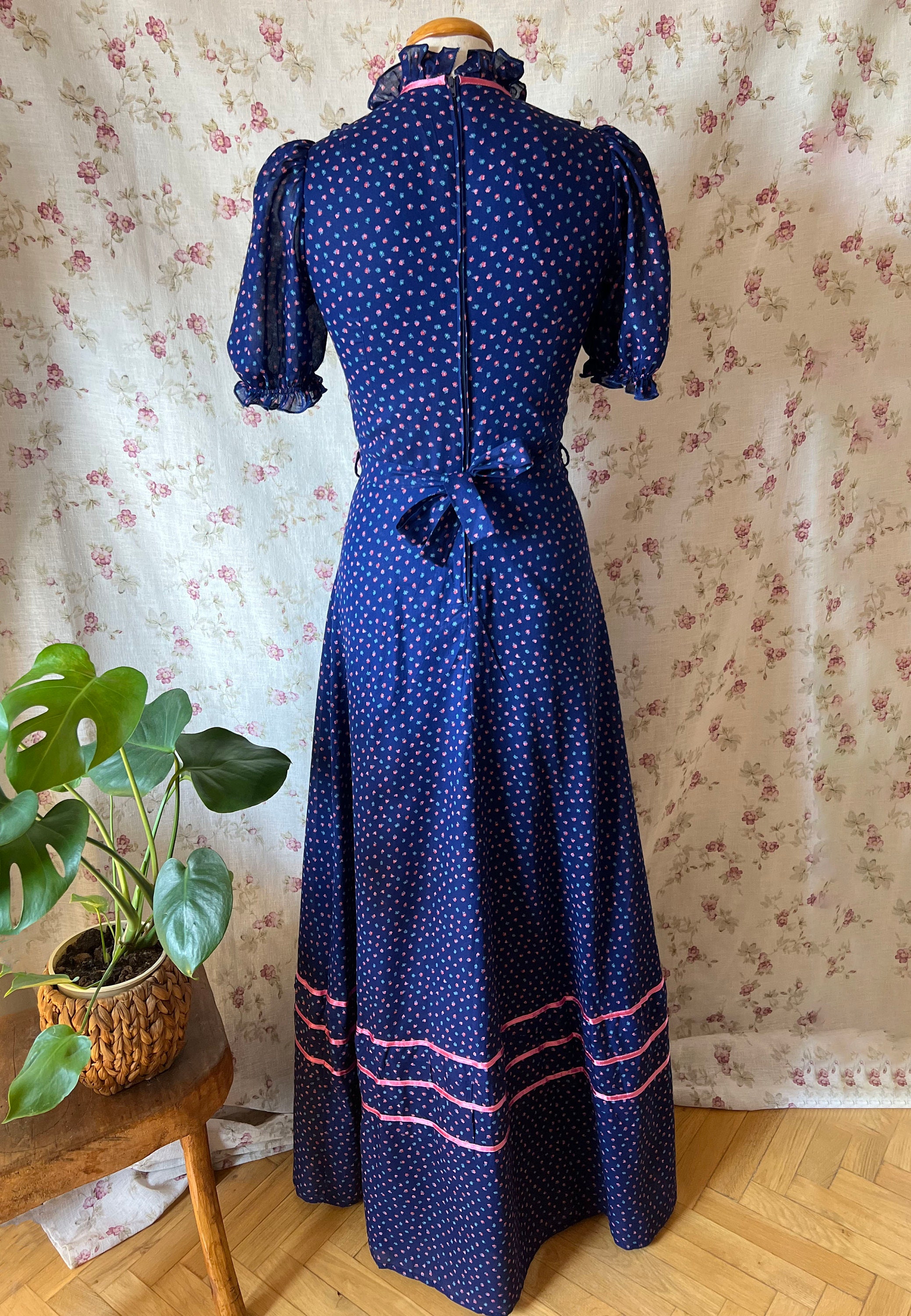 vintage country dresses A-Line Boho Lace Summer Wedding Dress Destination Retro Rustic V-Neck Tulle Sleeveless with Appliques Garden Floral The soft pastel hues and charming gingham pattern give this piece an extra sweet vintage look Vintage Prairie Maxi Dress 70s