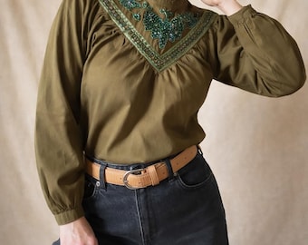 Vintage olijfkleurige Edwardiaanse blouse M met knoop aan de achterkant, geborduurd vlindershirt jaren 90 hippietop