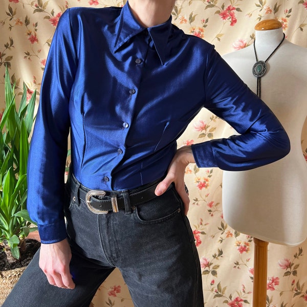 Vintage 70er Jahre Glam Rock Dolch Kragen Hemd, 60er Jahre Button Up Disco Metallic irisierend royal blau Oberteil Abend Studio Boho Space Age Gothic Gr