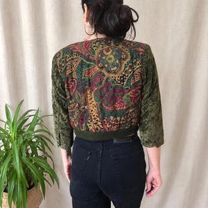 Giacca corta vintage in velluto anni '80, bomber trapuntato verde oliva, blazer folk barocco retrò