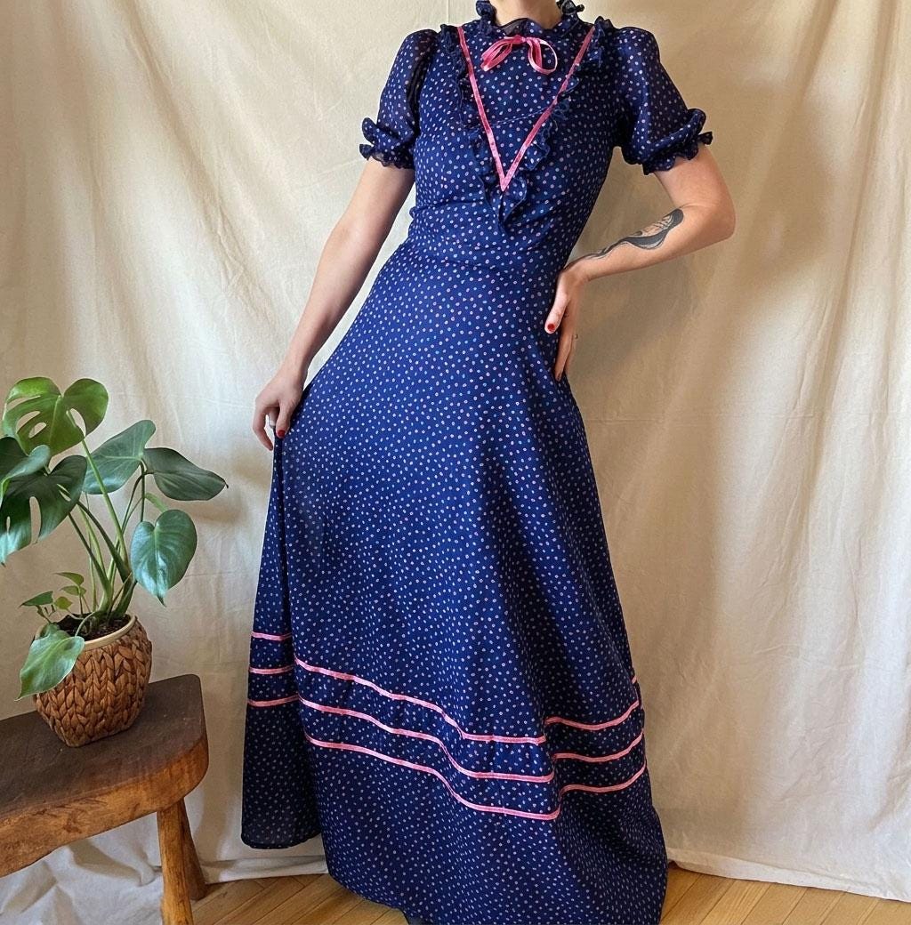vintage prairie dress 1970s handmade calico floral womens size small/medium This 70s cotton maxi dress has a smocked bodice Prairie Dress Pattern Gunne Sax