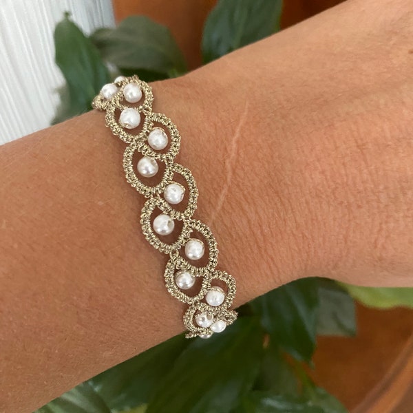 Bracelet en dentelle frivolité, en fil métallisé et perles. Bijoux pour femme, cadeaux