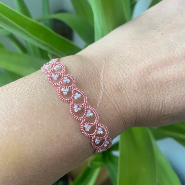 bracelet femme, fait main en dentelle frivolité, fil polyester avec perles, original et élégant, idéal cadeau