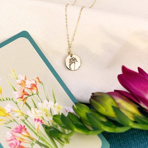 Freesie Blumen Halskette, Vertrauen. Bedeutungsvolles Geschenk, Freundschaftsgeschenk, Geschenk für Freund, Floriographie, Sprache der Blumen Schmuck, Minimalist Bild 7