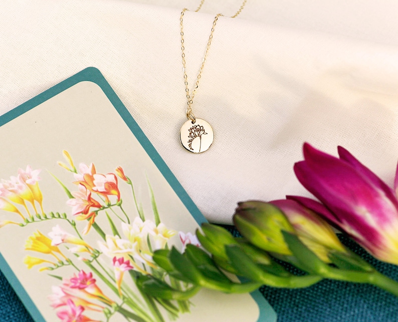 Freesie Blumen Halskette, Vertrauen. Bedeutungsvolles Geschenk, Freundschaftsgeschenk, Geschenk für Freund, Floriographie, Sprache der Blumen Schmuck, Minimalist Bild 7