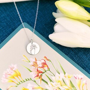 Freesie Blumen Halskette, Vertrauen. Bedeutungsvolles Geschenk, Freundschaftsgeschenk, Geschenk für Freund, Floriographie, Sprache der Blumen Schmuck, Minimalist Bild 5