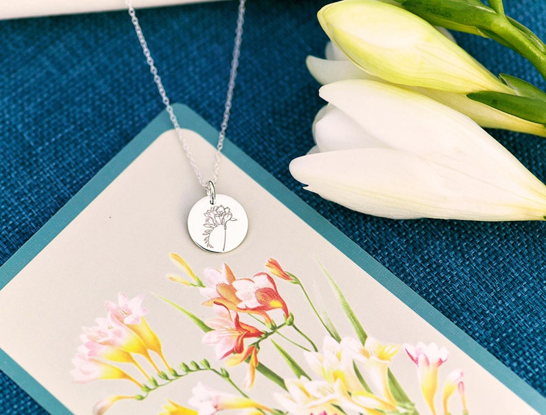 Freesie Blumen Halskette, Vertrauen. Bedeutungsvolles Geschenk, Freundschaftsgeschenk, Geschenk für Freund, Floriographie, Sprache der Blumen Schmuck, Minimalist Bild 5
