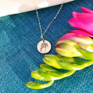 Freesie Blumen Halskette, Vertrauen. Bedeutungsvolles Geschenk, Freundschaftsgeschenk, Geschenk für Freund, Floriographie, Sprache der Blumen Schmuck, Minimalist Bild 2