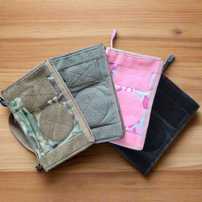 Pu&ograve; includere: Quattro tasche tattiche in vari colori: mimetico, grigio, mimetico rosa e nero. Ogni tasca presenta una toppa circolare, chiusure in velcro e una toppa rettangolare. Le tasche sono progettate per trasportare piccoli oggetti.