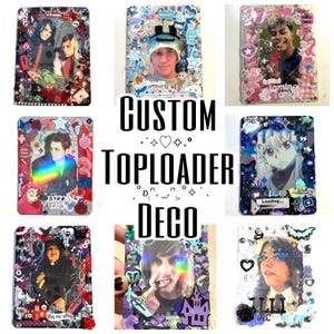 Puede incluir: Una colección de ocho tarjeteros rectangulares de plástico, llamados toploaders, cada uno decorado con varias pegatinas, abalorios, cuentas y acentos holográficos alrededor de una foto o ilustración central, con el texto CUSTOM TOPLOADER DECO.