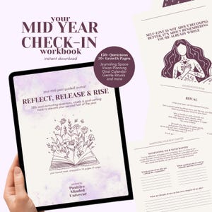 Op de afbeelding: Een digitale werkmap getiteld "Mid Year Check-In" met de tekst "Reflect, Release & Rise". De werkmap bevat 150+ vragen, journaling-prompts en tools voor het stellen van doelen. Een pagina met de tekst "Zelfliefde gaat niet over beter worden, maar over herinneren dat je al heel bent."