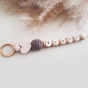 Portachiavi a forma di cuore personalizzato | Portachiavi a sfera in legno lavorato all'uncinetto | Ciondolo per borsa con nome | Scelta libera del colore