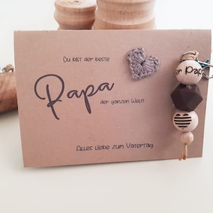 Karte zum Vatertag mit Anhänger | weltbester Papa | Vatertag Klappkarte Kraftpapier | Vatertag Geschenk | Schlüsselanhänger Silikon Herz
