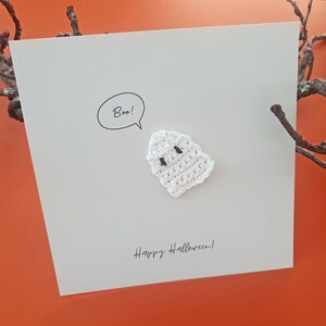 Besondere Halloween Einladungskarte | Halloween Postkarte mit einem gehäkelten Geist | hellgraue Karte mit Umschlag 15x15cm