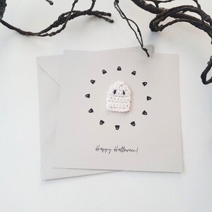 Unieke Halloween ansichtkaart | Halloweengroeten voor je dierbaren | lichtgrijze kaart met envelop 15 x 15 cm in drie designs
