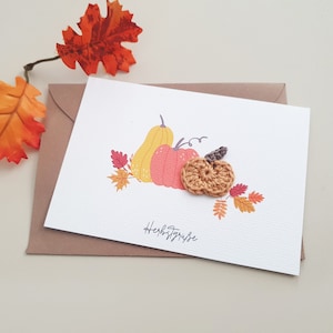 Herfst wenskaart met gehaakte applicatie pompoen | Aquarel papieren kaart | Ansichtkaart met herfstmotief herfstgroeten