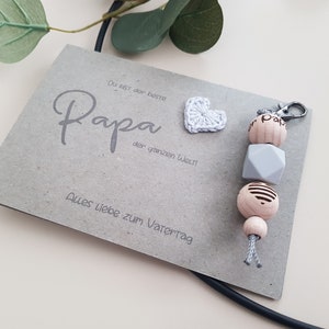 Karte zum Vatertag mit Anhänger | weltbester Papa | Vatertag Klappkarte Vintage grün | Vatertag Geschenk | Schlüsselanhänger Silikon Herz