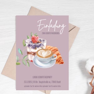 Könnte beinhalten: Eine lila Einladungskarte mit Aquarellillustrationen eines Parfaits, Kaffee mit Herzmotiv und einem Croissant. Die Karte enthält den Text "Einladung" und Veranstaltungsdetails.