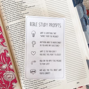 Puede incluir: Una tarjeta blanca con texto negro e ilustraciones. La tarjeta tiene el título "Bible Study Prompts" e incluye preguntas para ayudar con el estudio de la Biblia, como "¿Qué es algo que "brilla" en el pasaje?" y "¿A quién le contarás lo que has aprendido?"