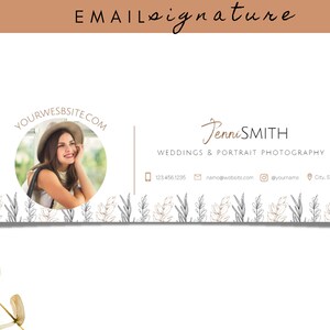 Puede incluir: Firma de correo electrónico con un borde floral, una foto de una mujer y el texto "YOURWESBSITE.COM". También se incluye el texto "JenniSMITH WEDDINGS & PORTRAIT PHOTOGRAPHY", junto con la información de contacto: un número de teléfono, una dirección de correo electrónico, un identificador de redes sociales y una ubicación.