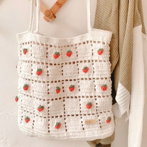 Strawberry Crochet Bag with Tote Bag Style, White Strawberry Purse Minimalist, Modern Crochet Shoulder Bag, Cute Crochet Bag