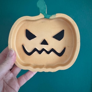 Cute Carved Pumpkin Spooky Season Trinket Dish Tray. Halloween decor, decoration, jewellery storage, autumn decorations