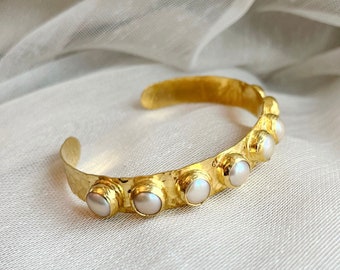 Arm Cuff with Baroque Pearl, Dainty Pearl Bracelet, Arm Cuff Bracelet, Arm Cuff Gold, Gold Bangle Bracelet, Gift For Her, Vintage Bracelet