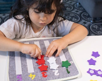Libro tranquillo personalizzabile per i più piccoli - Libro Montessori fatto a mano con attività educative in feltro - Regalo Montessori perfetto dalla Germania