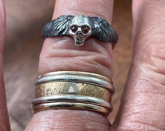 Massiver Silber Schädel und Rabenflügel Ring