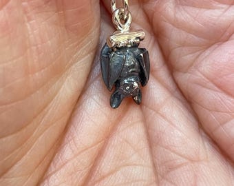 Auf den Kopf gestellter Fledermaus Anhänger aus Sterling Silber